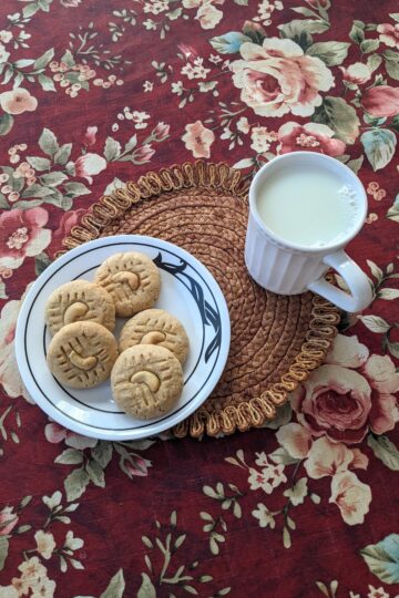 Nankhatai with milk